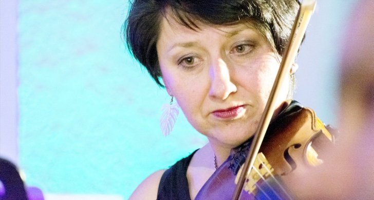 Lenka hraje.jpg
